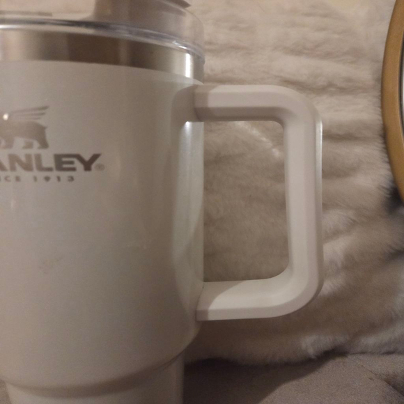 Stanley 40oz White Stainless Steel Insulated Thermos with Brand New Straw/Brush - Picture 3 of 9